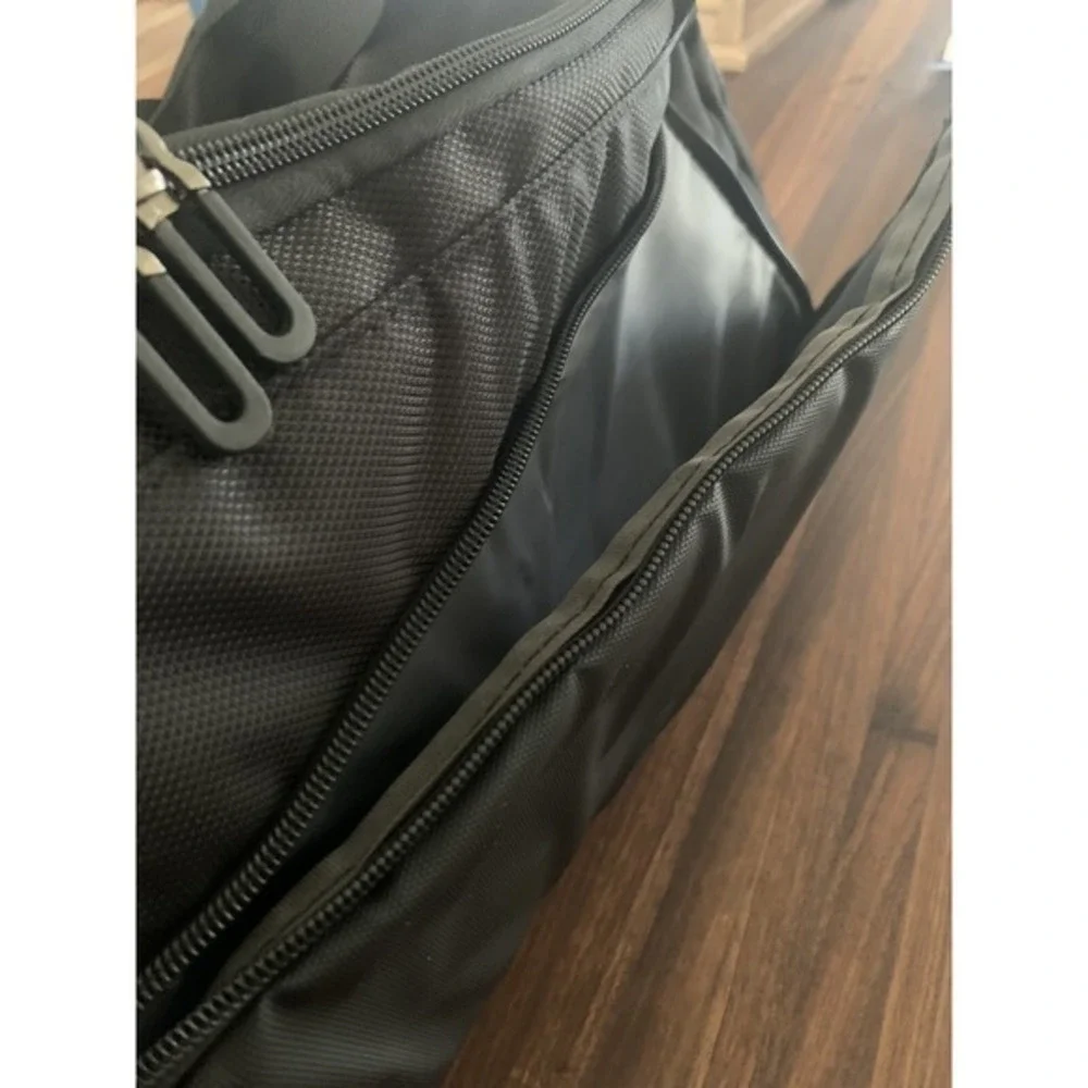 Generic‎ Black Duffle Bag with Shoulder Strap NWOT